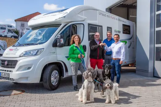 waumobil_uebergabe Hundegerechtes Wohnmobil kaufen